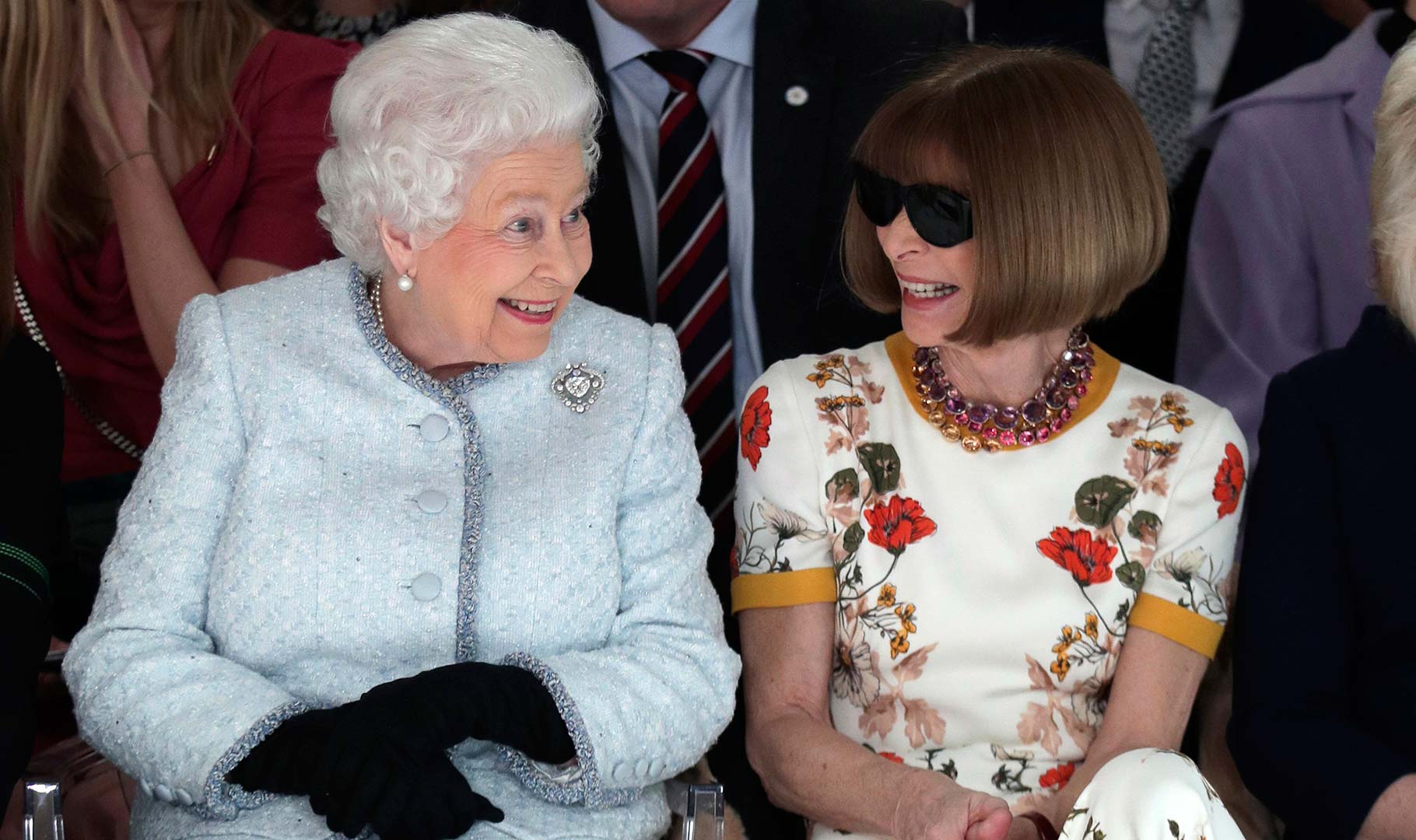 ¿Quién es Richard Quinn, el diseñador que ha juntado a la reina Isabel II y Anna Wintour en su 'front row'?