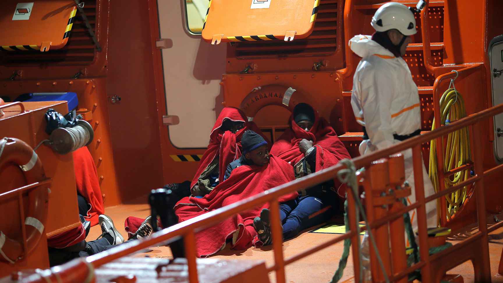 Rescatados 29 inmigrantes de una patera medio hundida frente a la costa de Granada