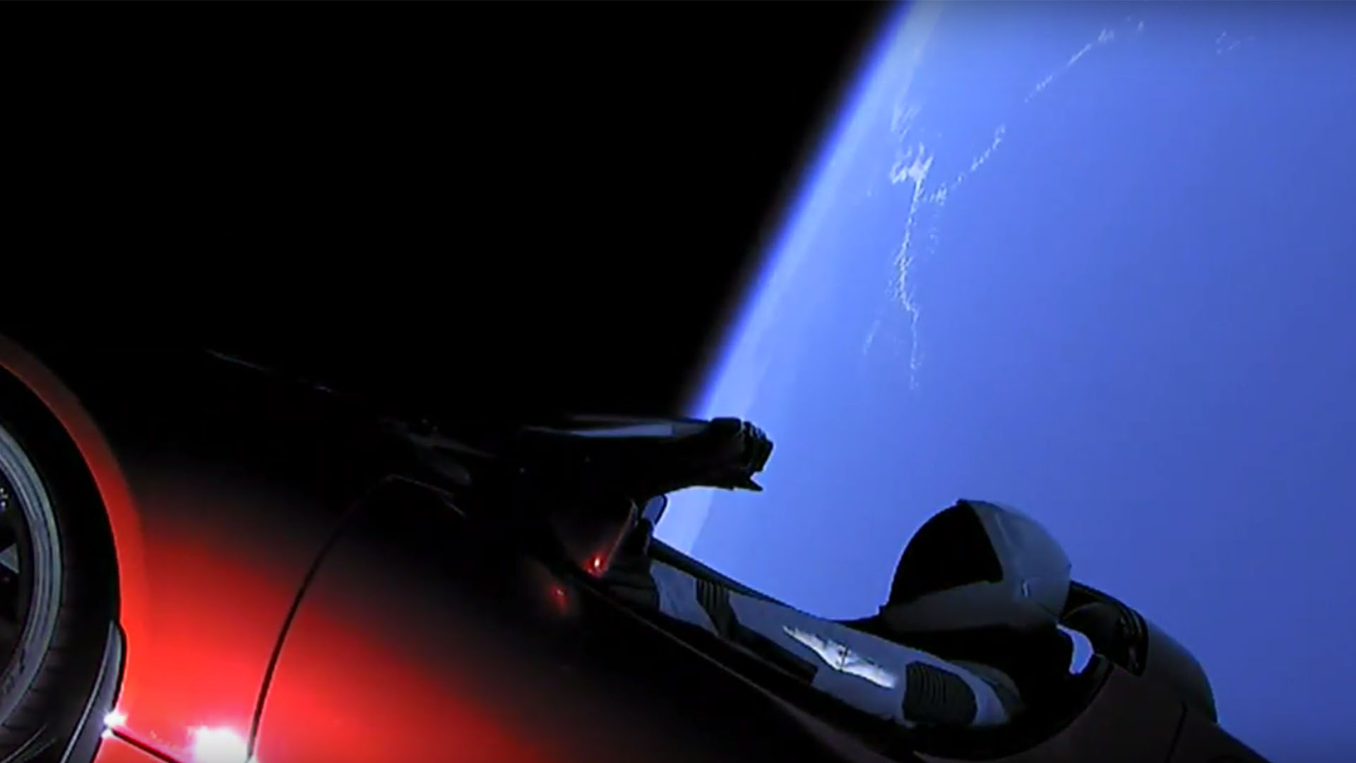 "Hay un coche orbitando la Tierra": Musk deja al mundo sin palabras con el Falcon Heavy