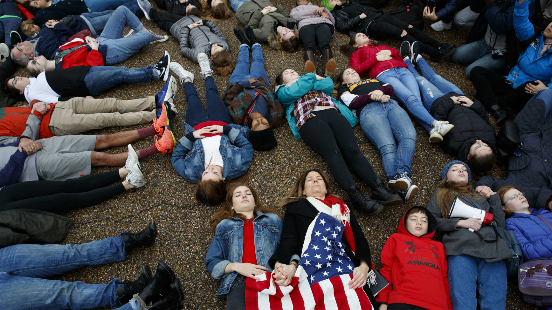 «Tienen que hacer algo»: los jóvenes piden más control de las armas frente a la Casa Blanca