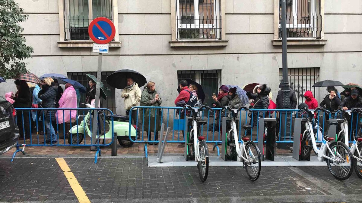 400 metros de fervor en Madrid para besar el pie del Cristo de Medinaceli