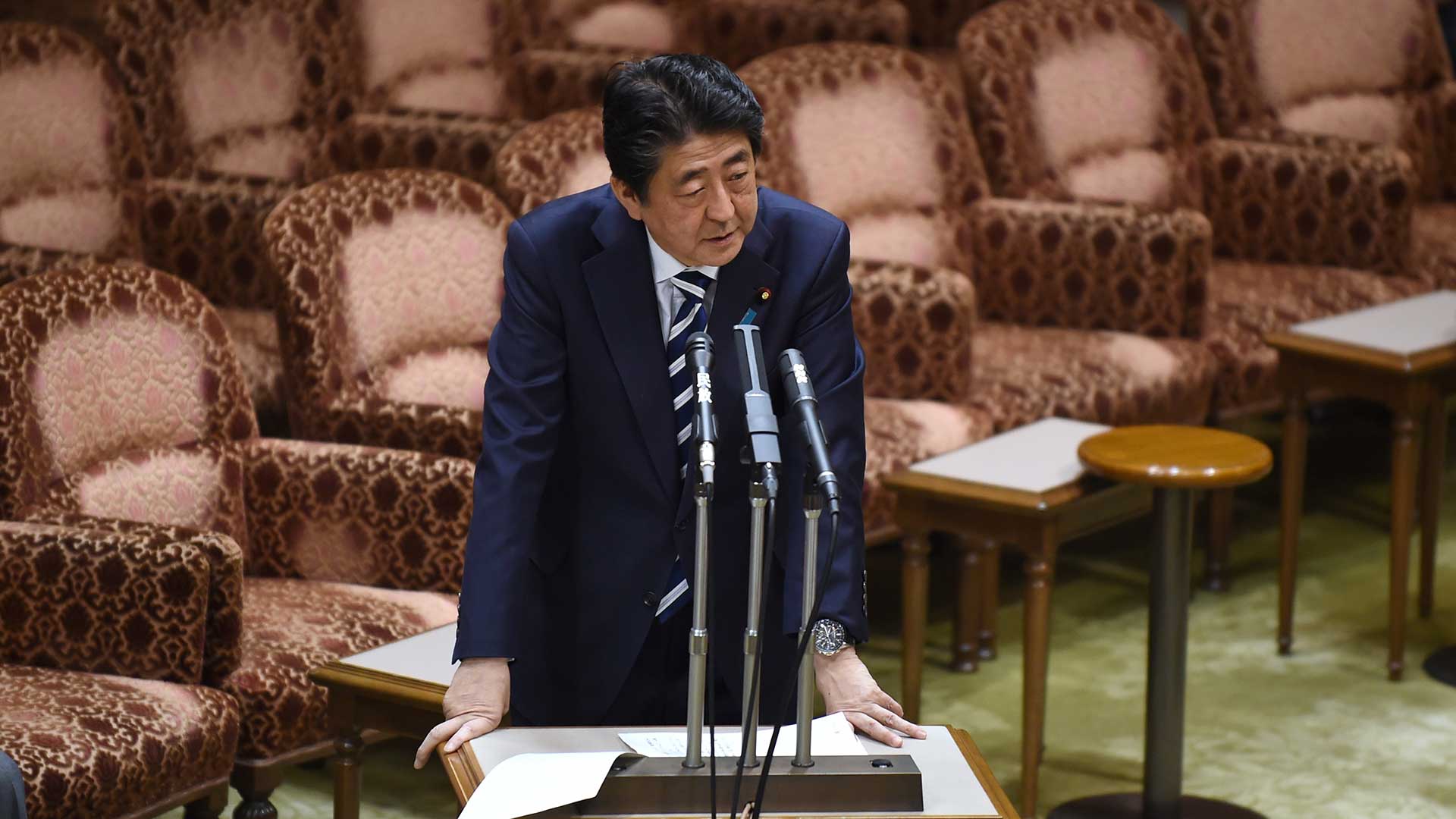 Shinzo Abe se defiende de un escándalo de supuesto favoritismo