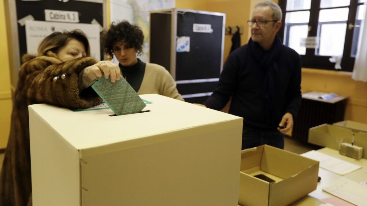 Abren los colegios electorales en Italia en unas elecciones inciertas