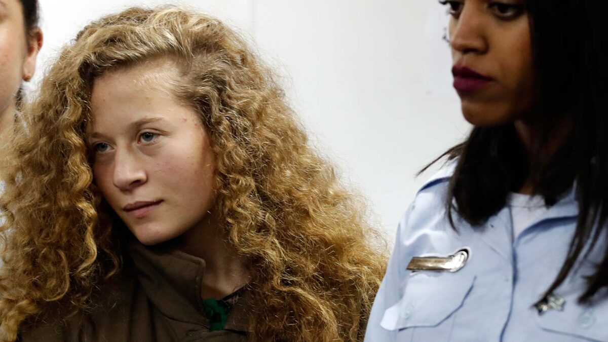 Ahed Tamimi es condenada a 8 meses de cárcel por haber golpeado a soldados israelíes