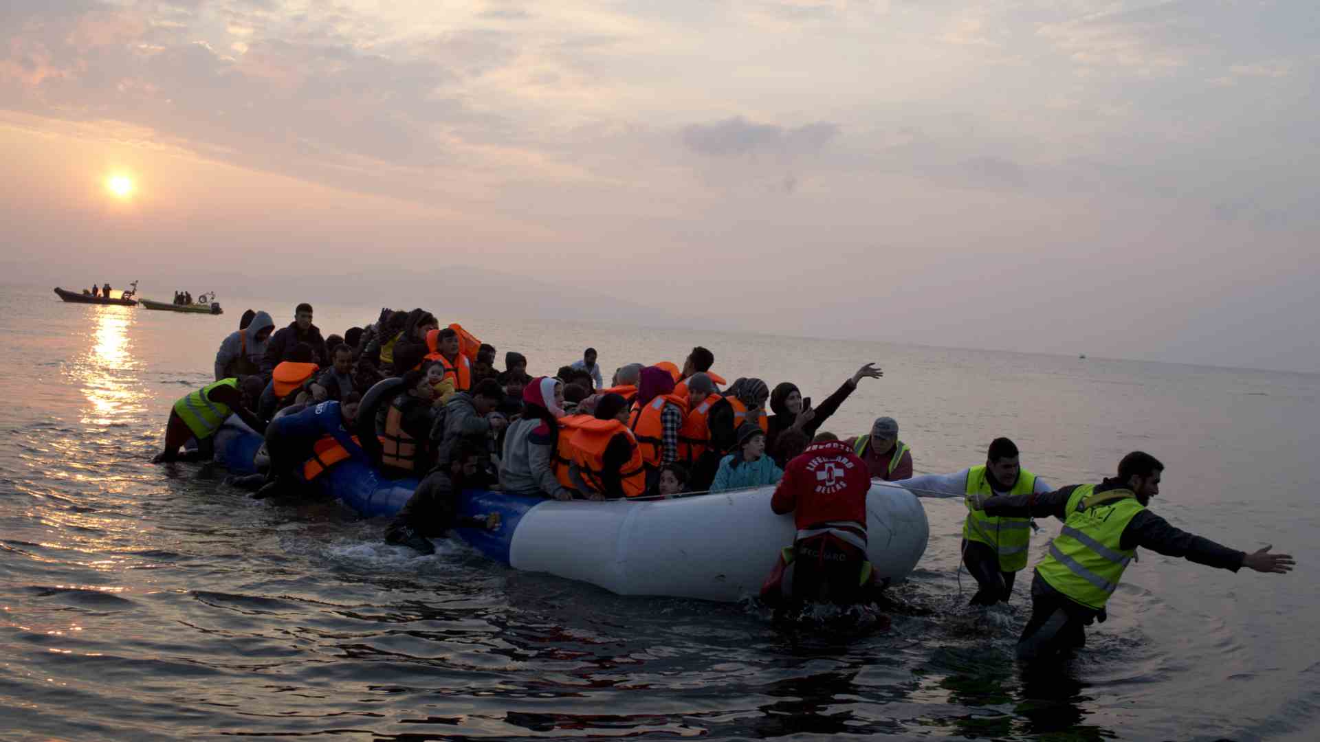 Al menos 14 migrantes mueren en un naufragio en el Egeo