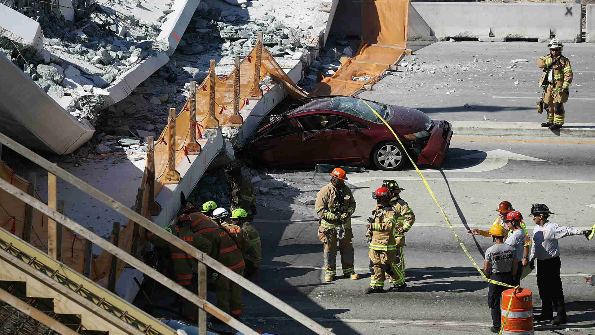 Al menos cuatro muertos deja el colapso de un puente peatonal en Miami