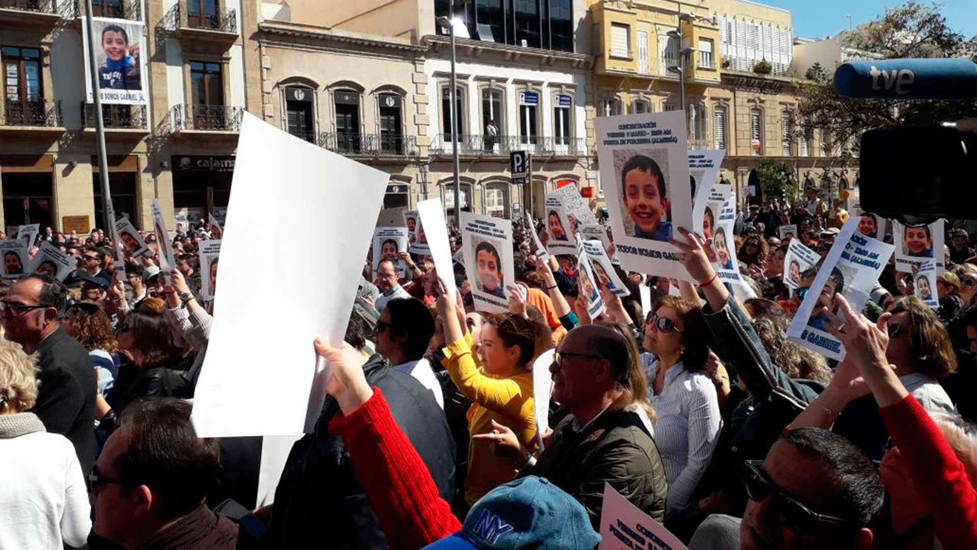 Almería muestra su apoyo a los padres de Gabriel en una multitudinaria concentración