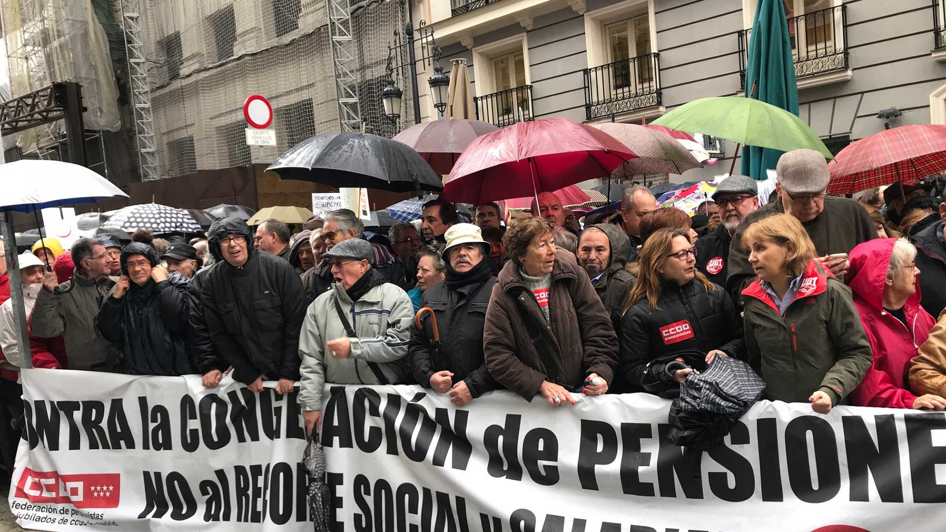Centenares de jubilados desafían a la lluvia para reclamar a Rajoy unas pensiones «dignas»