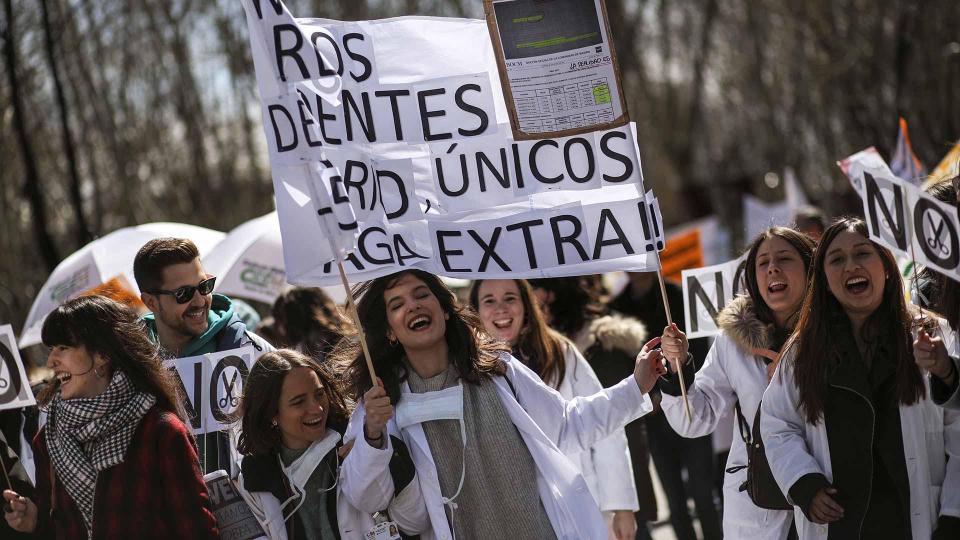 Cientos de médicos marchan en Madrid contra los recortes