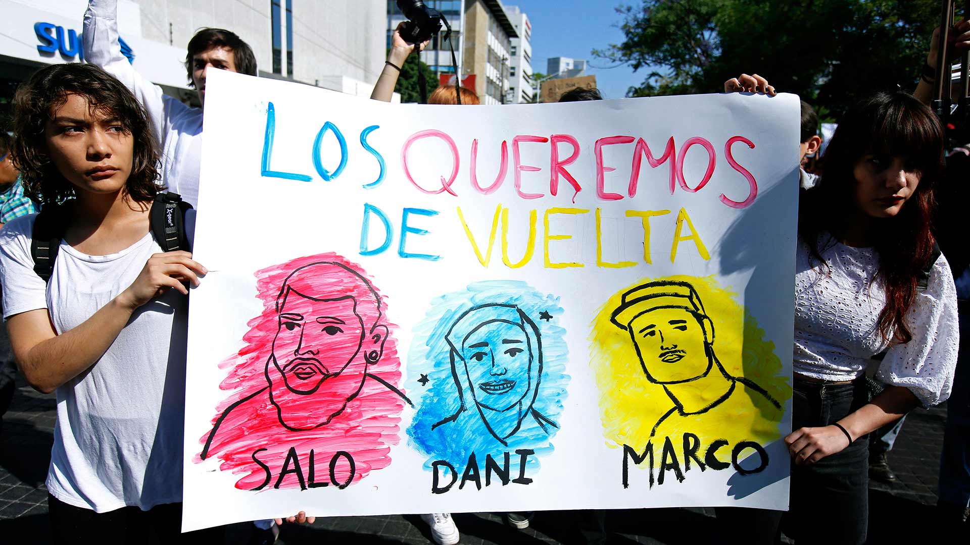 Cientos de mexicanos se manifiestan por la desaparición de tres estudiantes en Guadalajara
