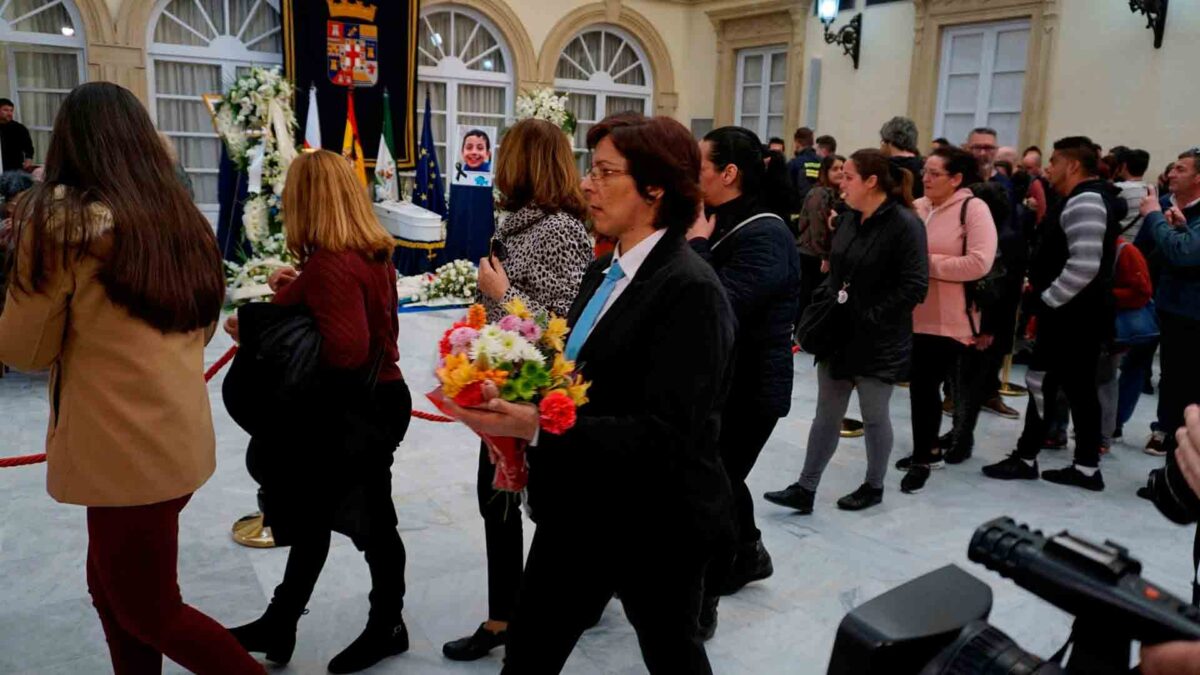 Cientos de personas dan un último adiós a Gabriel en la capilla ardiente