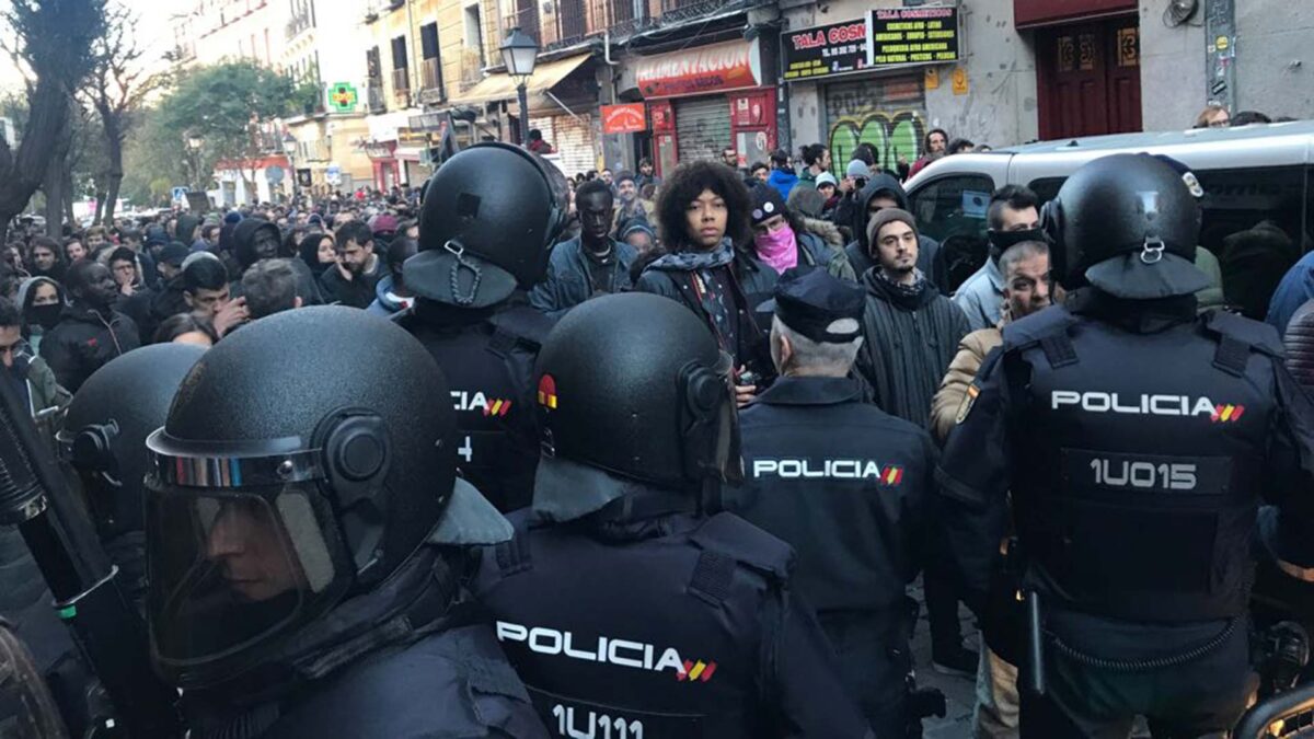 Cientos de personas protestan en Lavapiés por la muerte del mantero Mame Mbaye