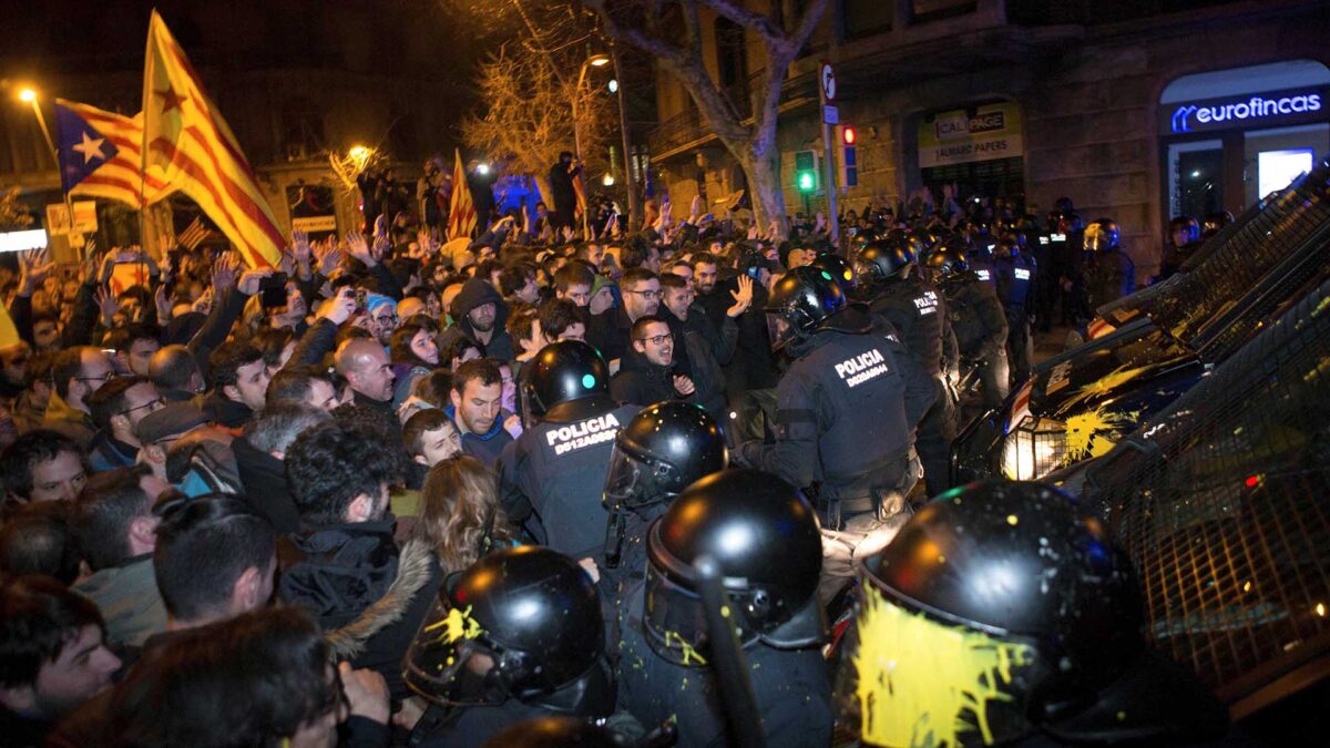 Al menos 24 heridos en la protesta junto a la Delegación del Gobierno