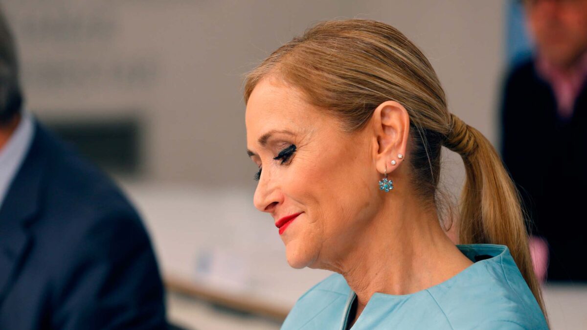 Cifuentes anuncia una querella contra los periodistas Ignacio Escolar y Raquel Ejerique