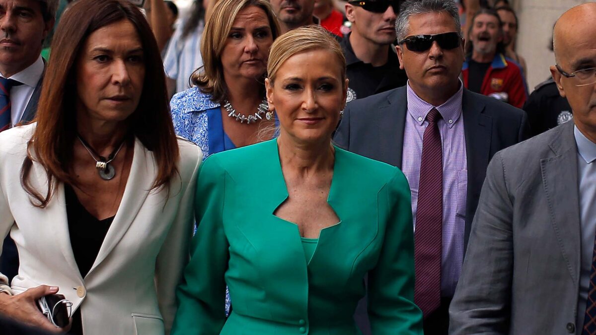 Cifuentes defiende la «legalidad y transparencia» del título de su máster