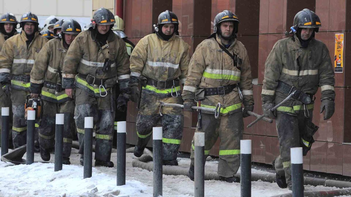 Continúa la búsqueda de los desaparecidos tras el incendio de un centro comercial en Rusia