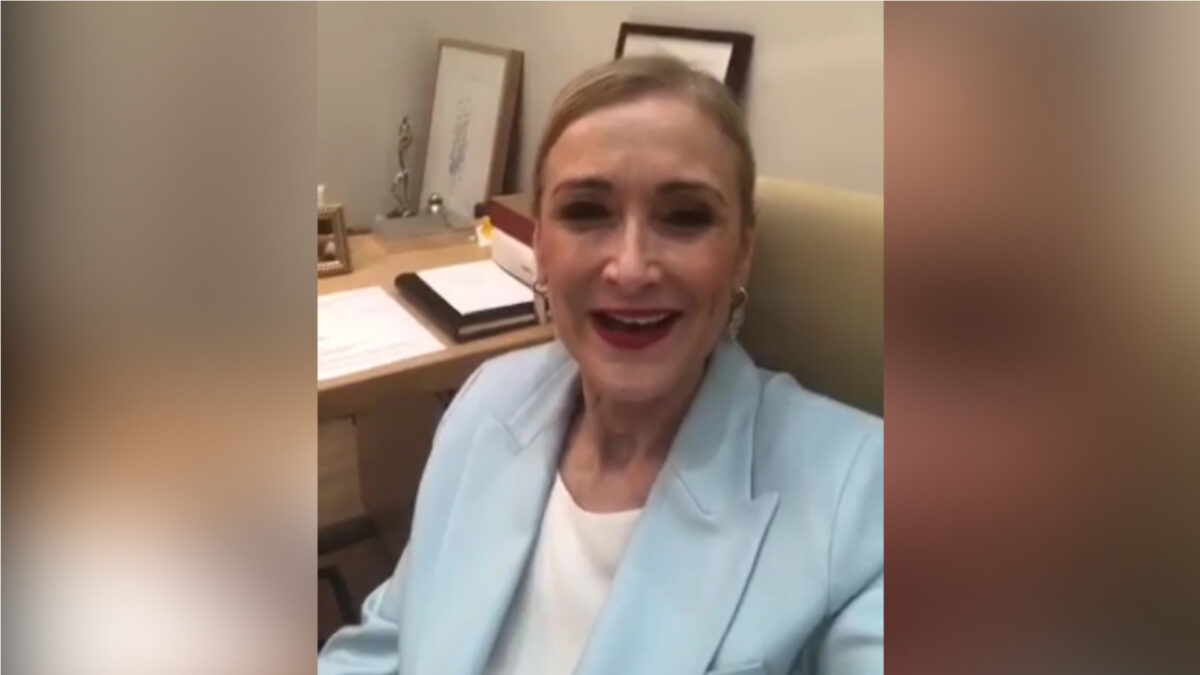 Cristina Cifuentes asegura en un vídeo: "No me voy, me quedo, voy a seguir siendo vuestra presidenta"