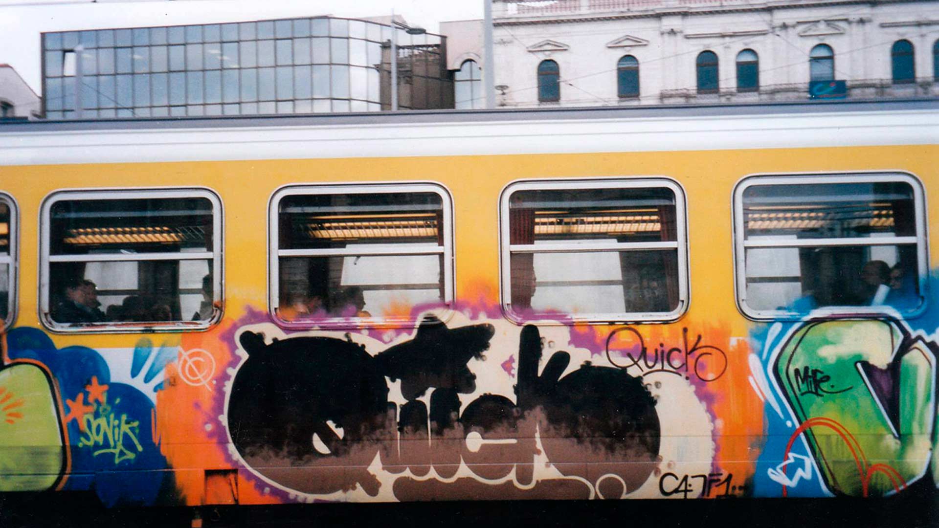 Detienen a cuatro grafiteros por simular un atentado para pintar un tren de cercanías en Madrid