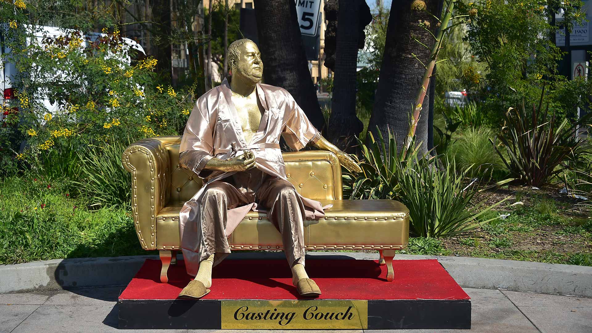 El "monstruo" en el sofá, una escultura crítica de Weinstein se expone en Hollywood