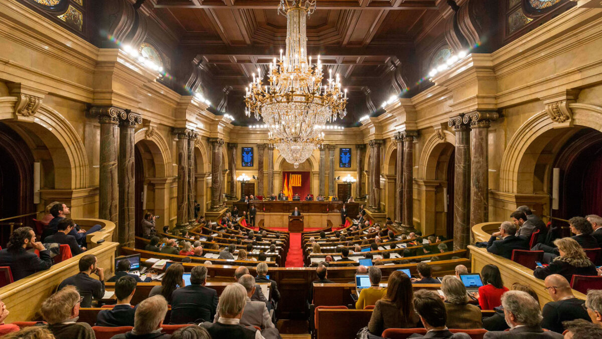 El Parlament aprueba la reivindicación del referéndum y la legitimidad de Puigdemont