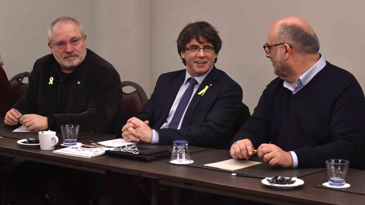 El Parlament pide al TC que levante la suspensión a la candidatura de Puigdemont