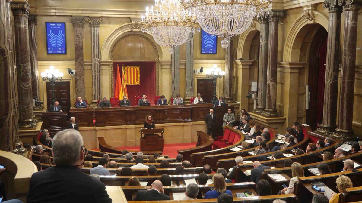 El Parlament reconoce el derecho de Puigdemont, Sànchez y Turull a ser investidos y pide su libertad