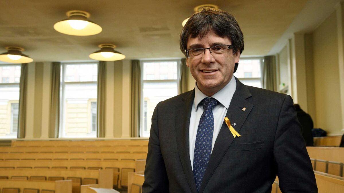 El Parlament convoca un pleno para defender la investidura de Puigdemont el miércoles