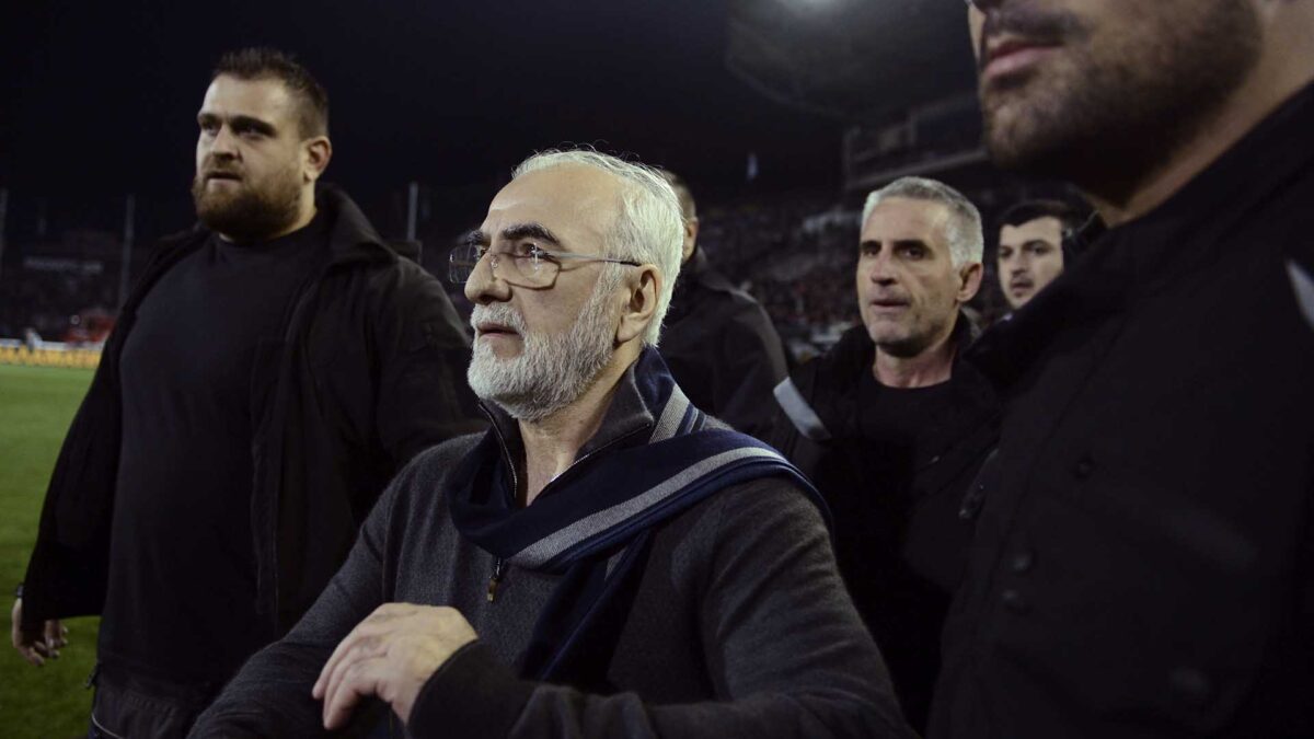 El presidente del PAOK pide «disculpas» por entrar al campo con una pistola