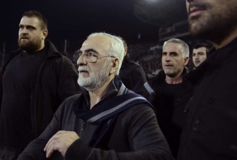 El presidente del PAOK pide "disculpas" por entrar al campo con una pistola