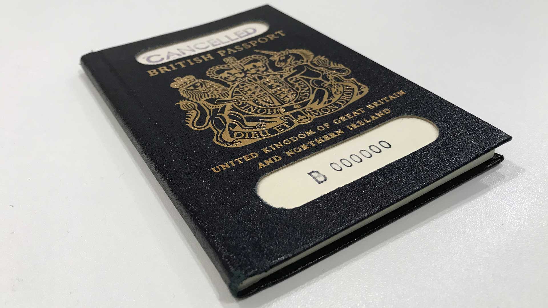 El primer pasaporte británico después del Brexit lo fabricará una empresa francesa