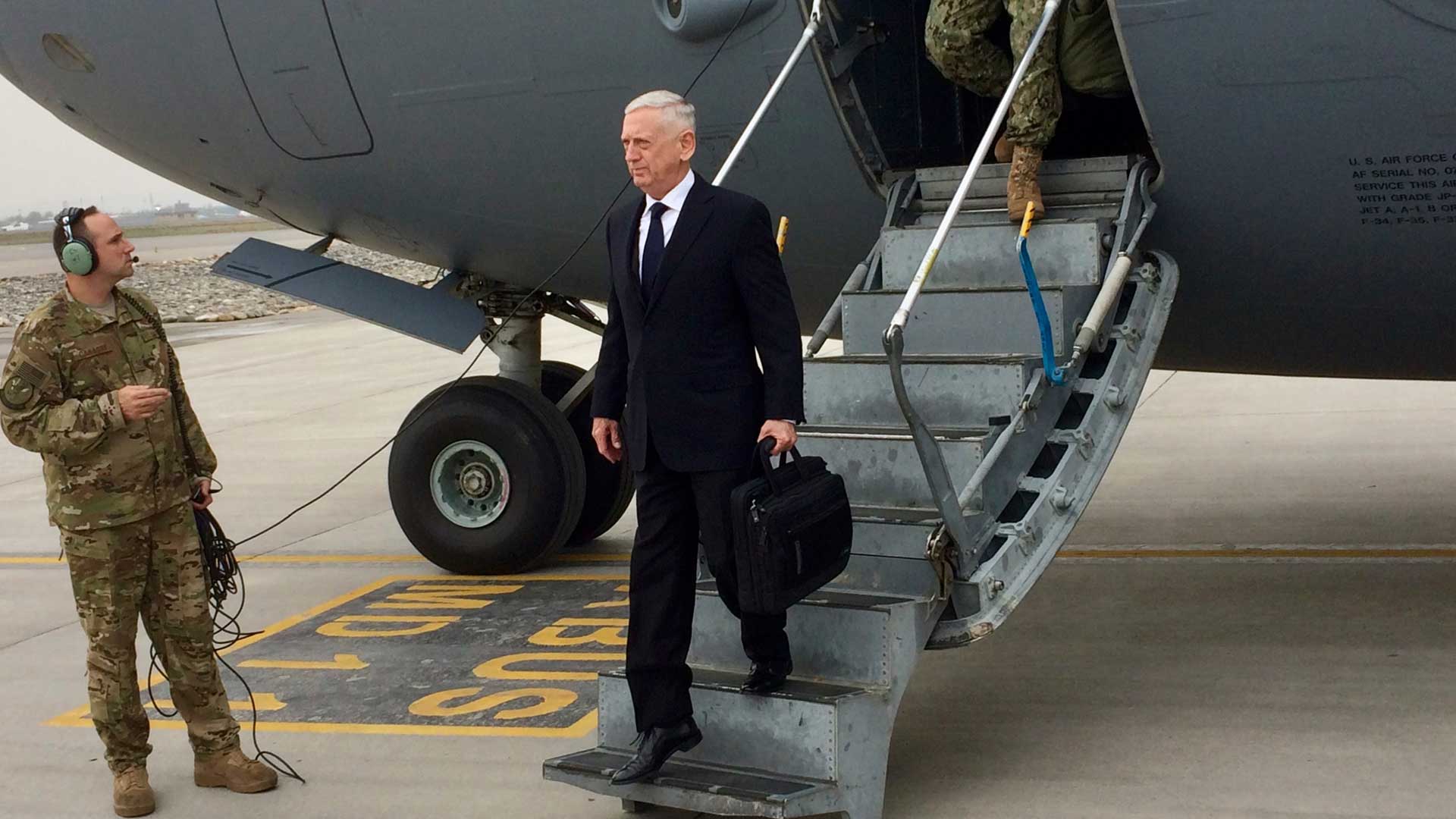 Mattis viaja por sorpresa a Afganistán para negociar la paz con los talibanes