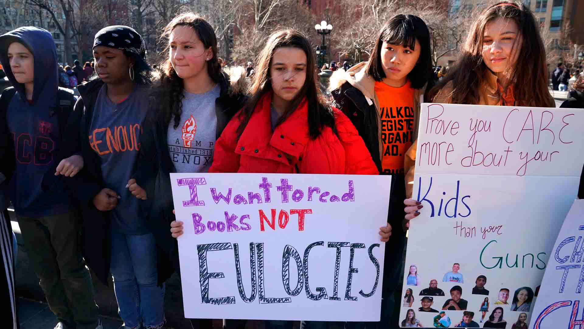 Los estudiantes de EEUU paran para protestar contra las armas un mes después de la matanza de Parkland