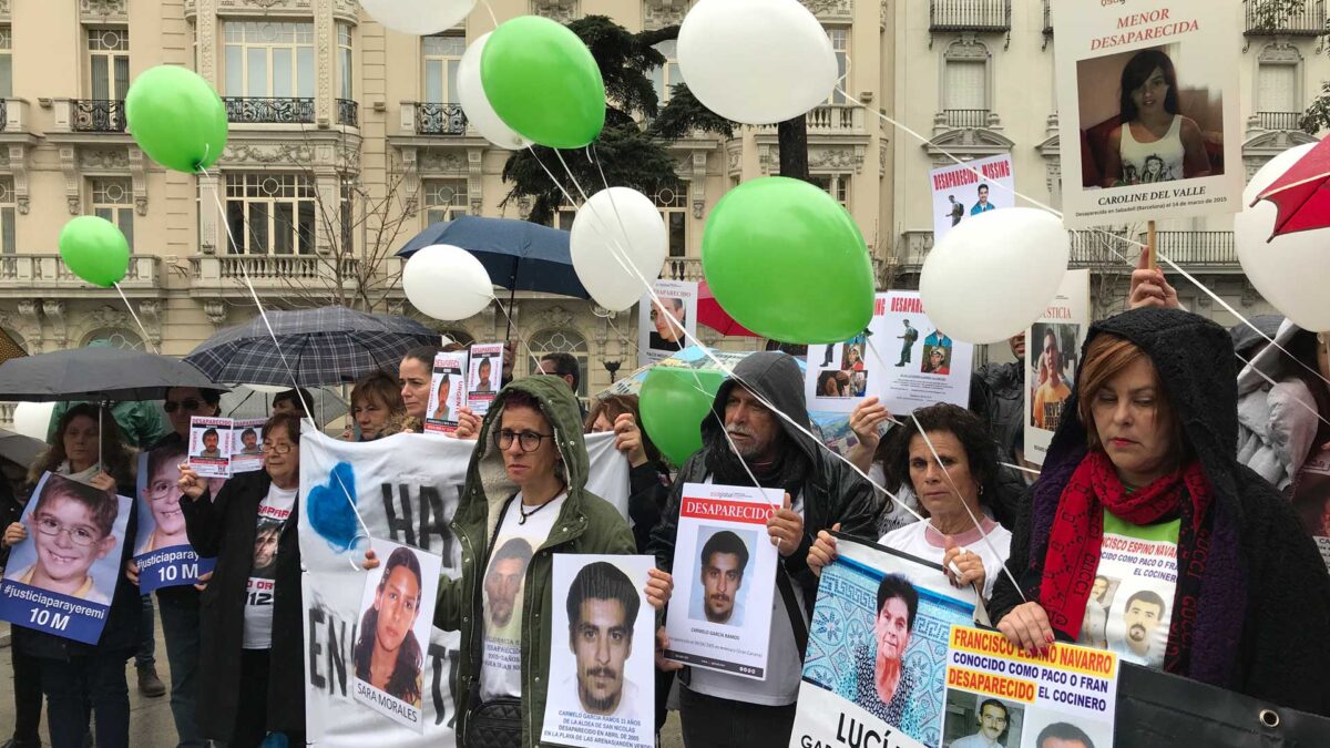 Familiares y políticos se congregan ante el Congreso en el Día de las Personas Desaparecidas