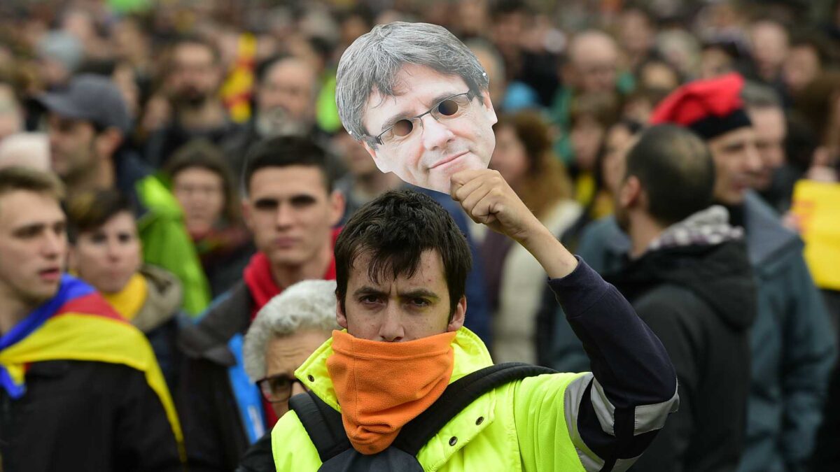 La detención de Puigdemont deriva en tensas protestas en toda Cataluña