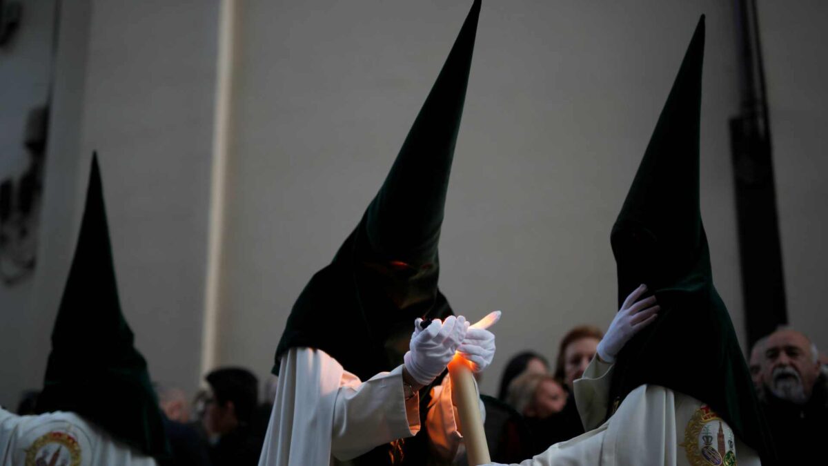 La lluvia ensombrece el final de la Madrugá en un Viernes Santo marcado por las procesiones