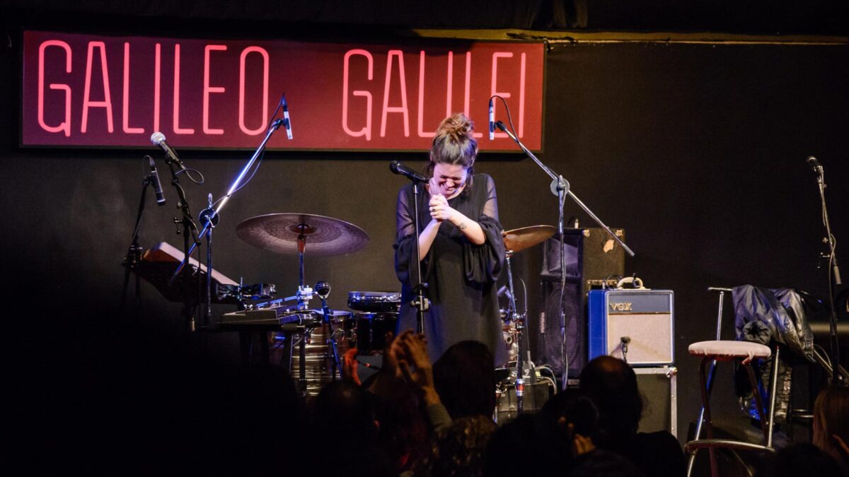 Mäbu celebra diez años en la música rodeado de amigos