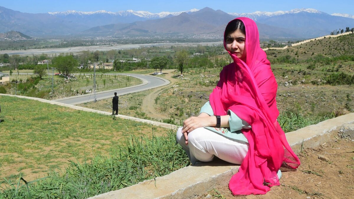 Malala Yousazfai viaja a la ciudad donde sufrió el atentado entre fuertes medidas de seguridad