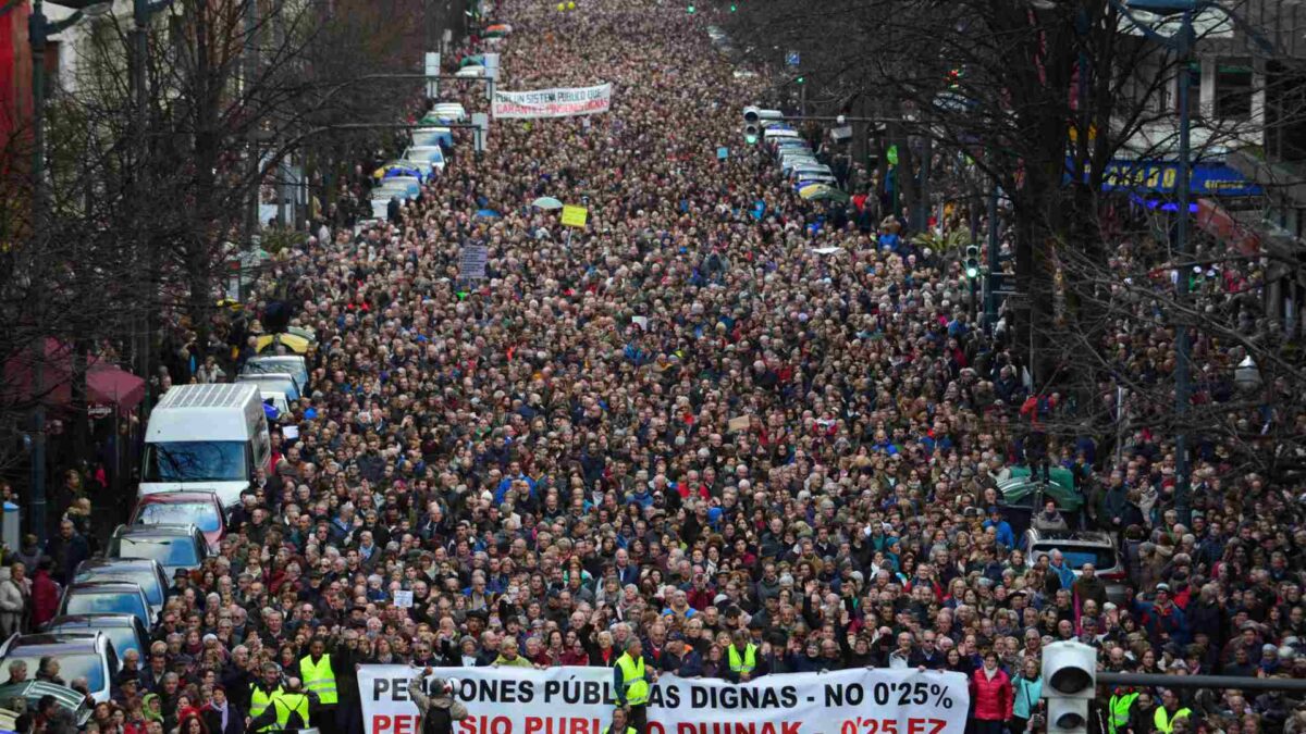 Miles de ciudadanos se manifiestan en un centenar de ciudades a favor de unas pensiones dignas