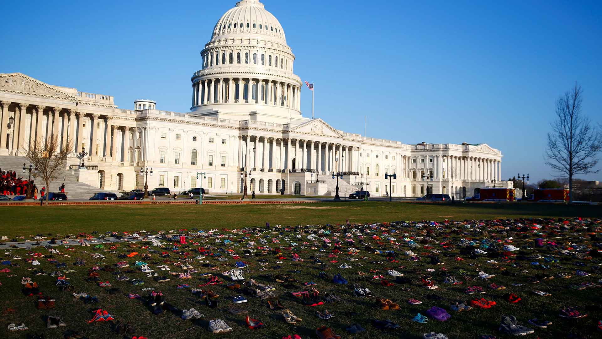 Miles de zapatos de niños asesinados para protestar en el Capitolio contra las armas