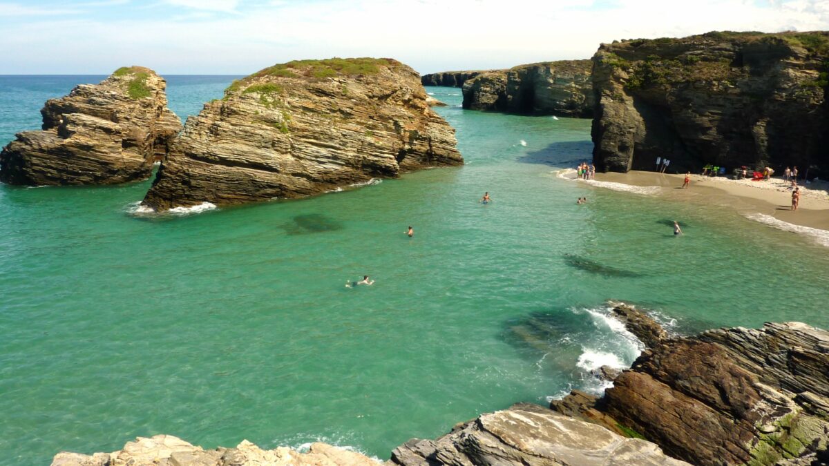 Muere una turista tras caerle una piedra en la playa de Las Catedrales