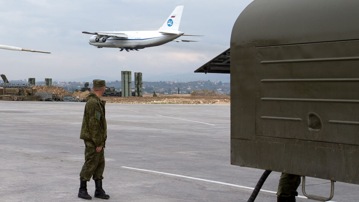 Mueren los 32 ocupantes de un avión militar ruso tras estrellarse en Siria