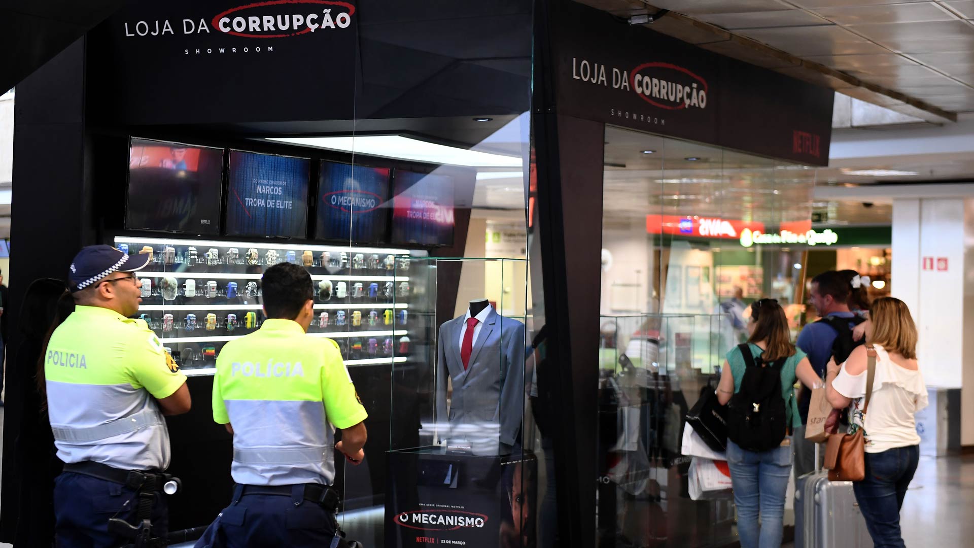 Netflix crea «tiendas de la corrupción» para promocionar su serie El Mecanismo
