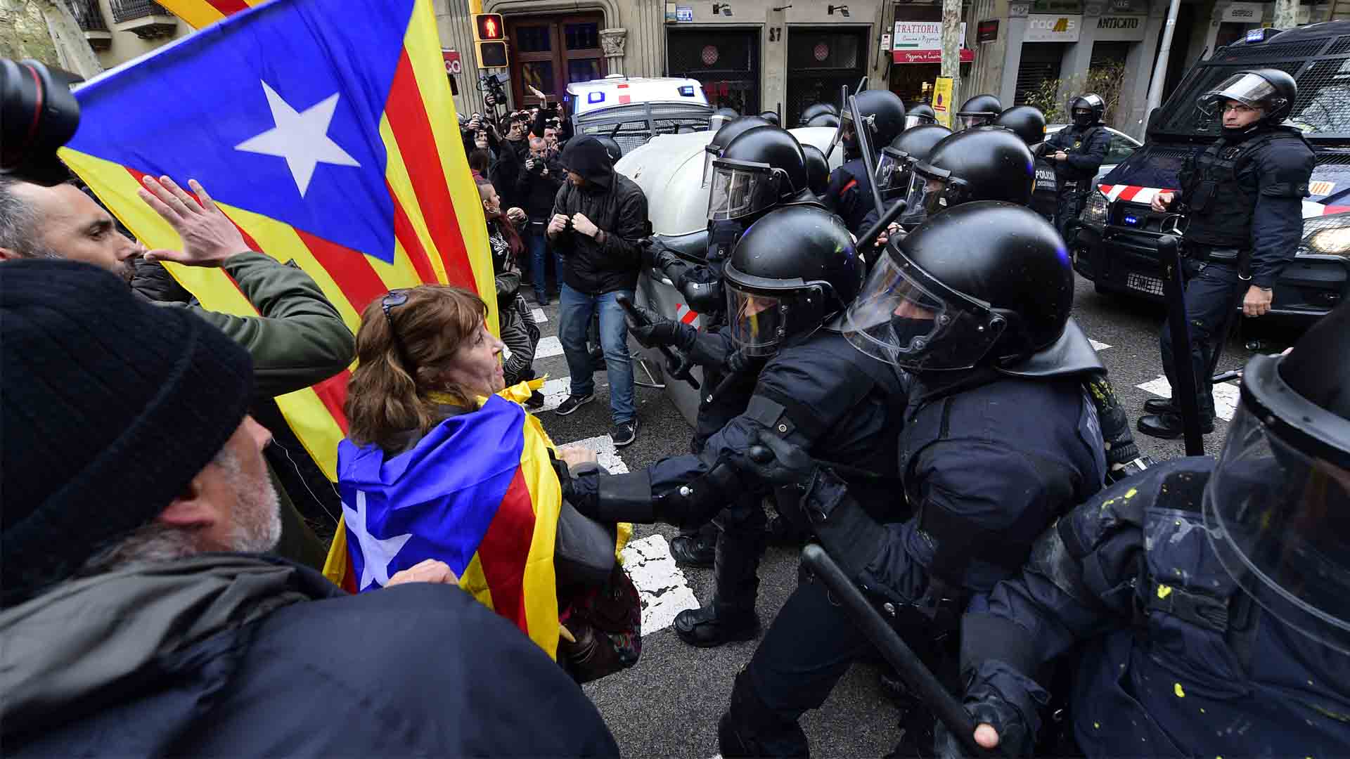 Nueve detenidos y 100 heridos en las protestas en Cataluña contra la detención de Puigdemont