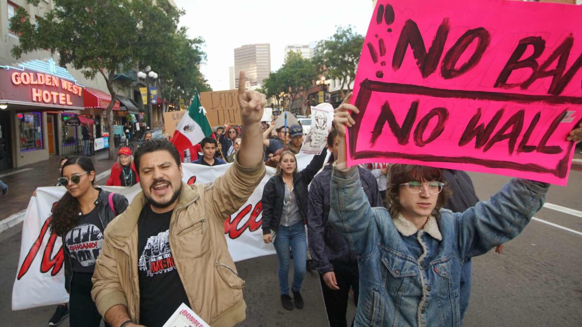 Primeras manifestaciones en California contra la visita de Donald Trump