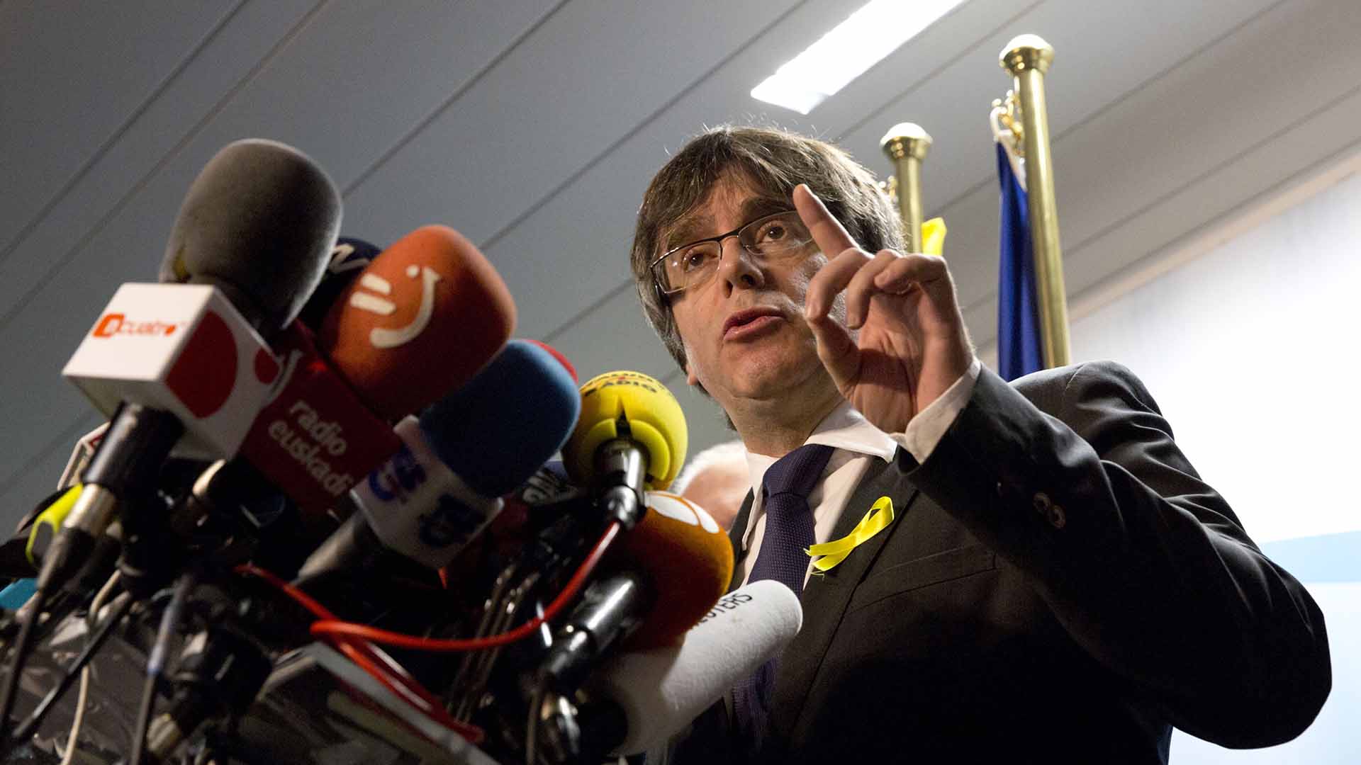 Puigdemont advierte de un colapso institucional si se veta la investidura de Sànchez