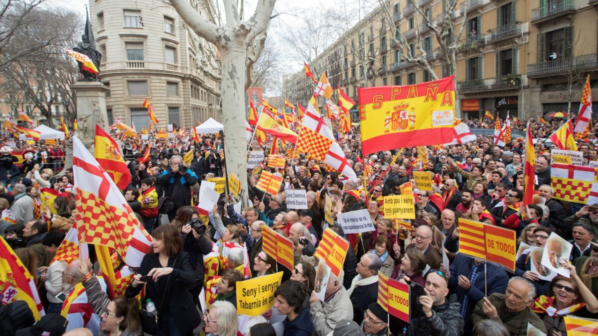 Tabarnia reúne a miles de personas en una manifestación en el centro de Barcelona