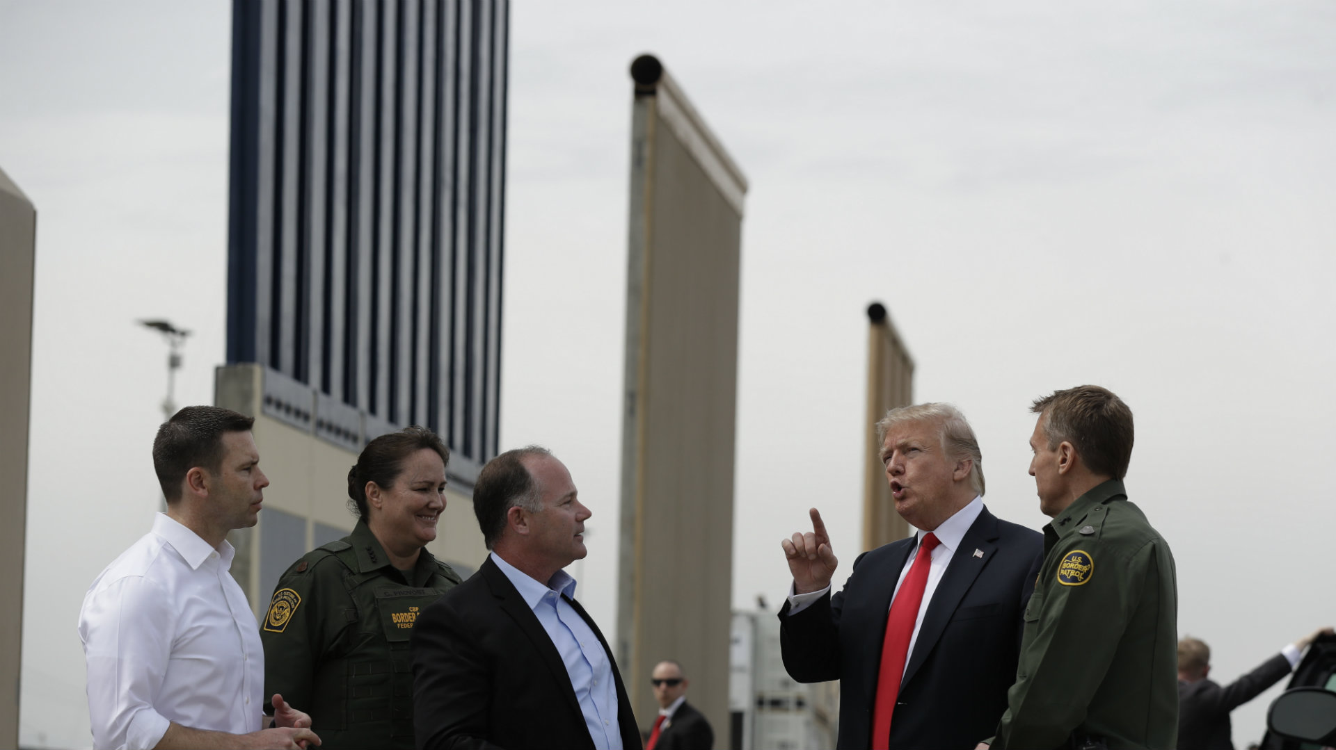 Trump dice que hay "dos o tres" prototipos del muro que "realmente funcionan"