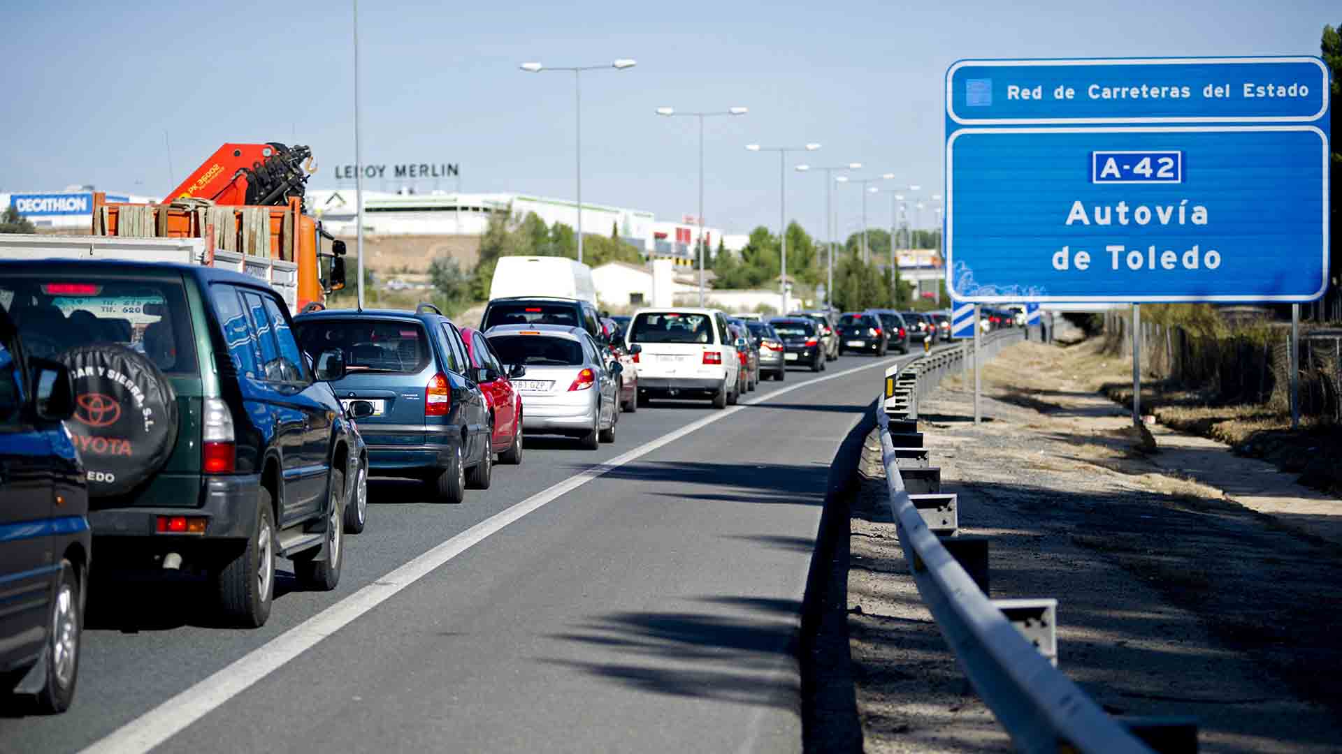 Un accidente entre un autobús y cuatro turismos obliga a cortar la autovía Toledo-Madrid