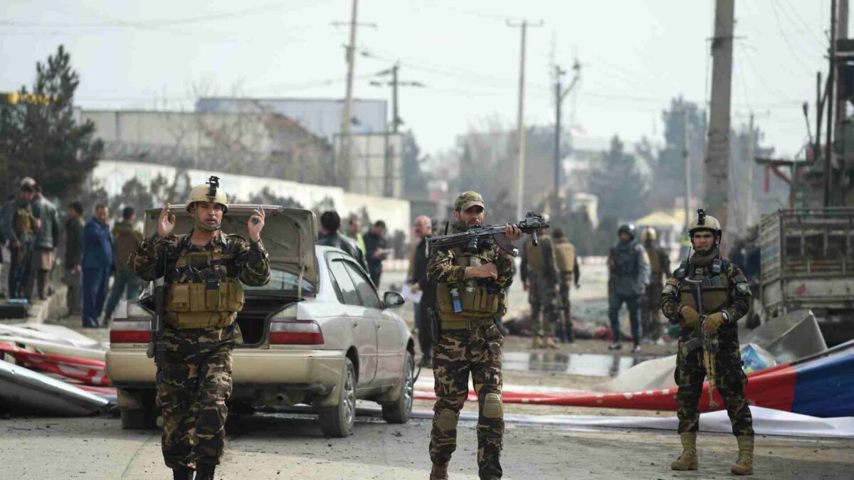 Un atentado suicida contra un convoy de la OTAN causa al menos un muerto en Kabul