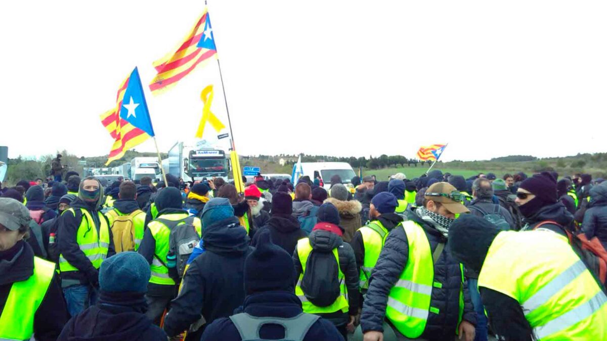 Un grupo de independentistas corta la autopista AP-7 y la avenida Diagonal de Barcelona